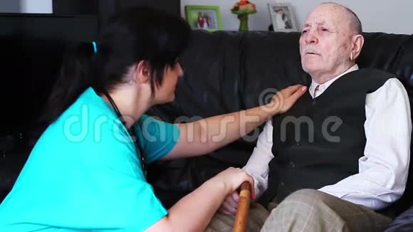 老人和护士谈话视频的预览图