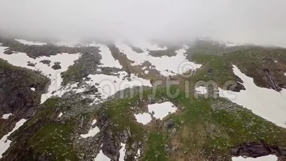 阿尔卑斯山白雪皑皑的高地的鸟瞰图视频的预览图