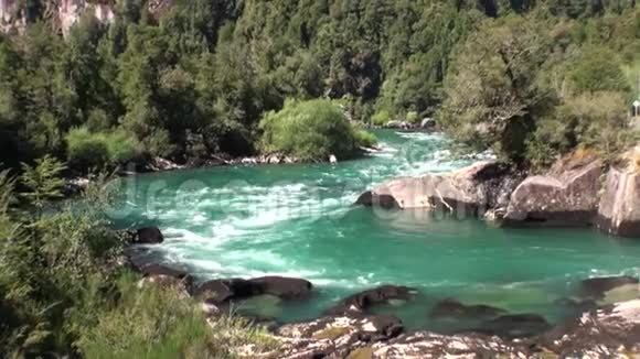 青山中的河流显示了阿根廷巴塔哥尼亚的动力水视频的预览图