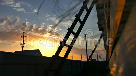 老木屋楼梯吹风晒日光视频的预览图