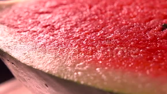 新鲜西瓜特写4K潘镜头红果肉和种子视频的预览图