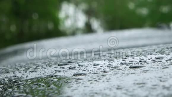 雨滴在雨天溅上汽车视频的预览图