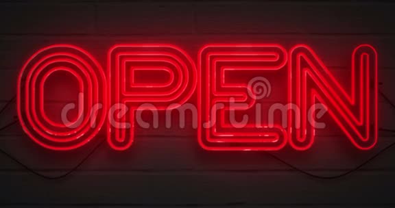 砖墙背景上闪烁的红色霓虹灯标志开店酒吧标志视频的预览图