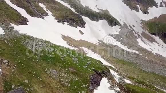 阿尔卑斯山白雪皑皑的高地的鸟瞰图视频的预览图