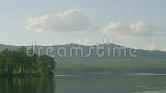 美丽山水江林天全景景观视野和晴空万里湖泊森林云视频的预览图