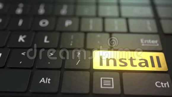 黑色电脑键盘和黄金安装键概念三维动画视频的预览图