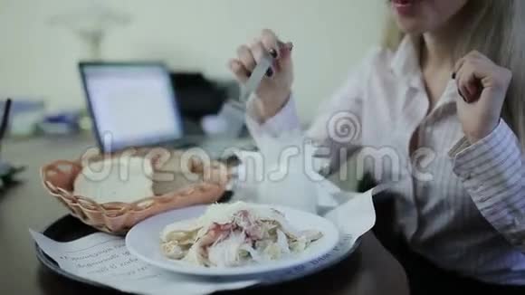 女商人在工作场所吃饭视频的预览图