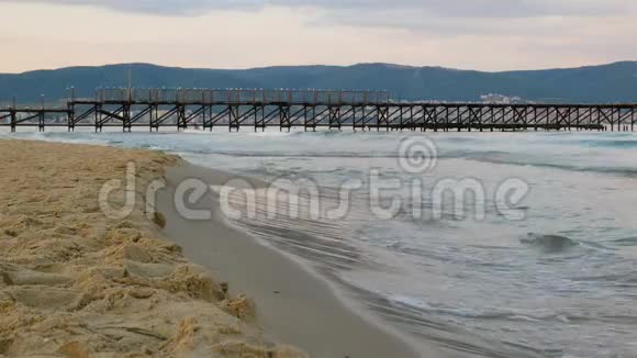 保加利亚的黑海波浪海滩视频的预览图