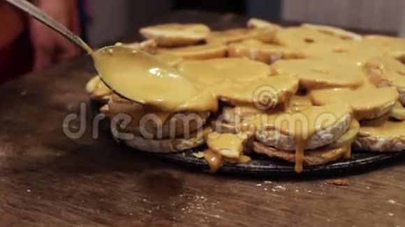 女人在蛋糕上涂上奶油视频的预览图
