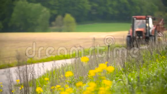 拖拉机在乡间小路上行驶视频的预览图