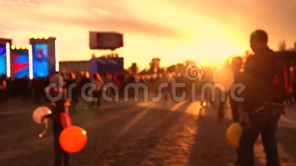 模糊的孩子在日落时玩气球温暖的颜色4K背景视频视频的预览图