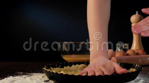 女性手将面团放入烤盘视频的预览图