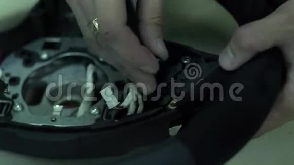 师傅修理汽车的方向盘视频的预览图