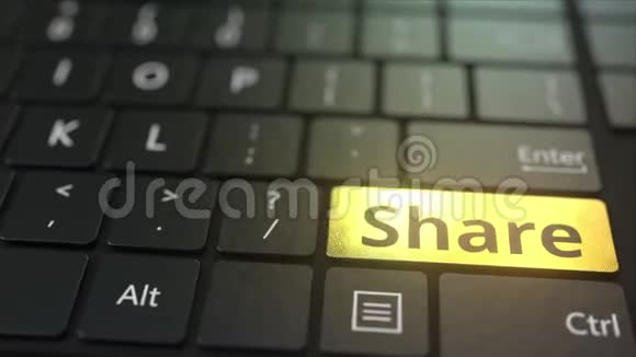 黑色电脑键盘和黄金共享键概念三维动画视频的预览图