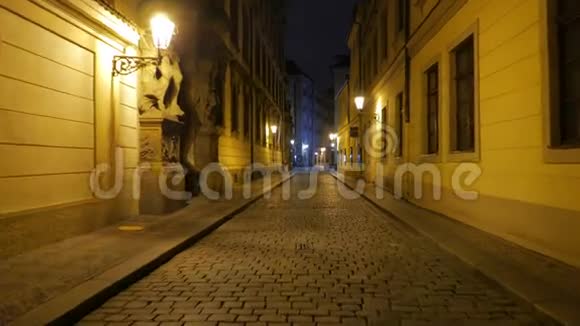 在捷克共和国布拉格的夜晚漫步在鹅卵石街道捷克视频的预览图