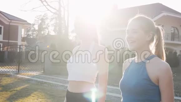 两名运动女子在公园的混凝土跑道上缓慢地跑着健康健身理念视频的预览图