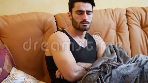 一个年轻人独自躺在沙发上睡觉视频的预览图