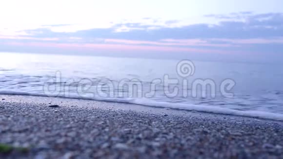 宁静的海上田园风光海浪在沙滩上缓缓飞溅视频的预览图