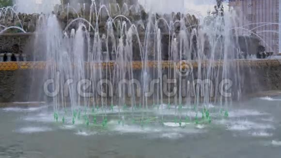 一个美丽的喷泉的大型水流闪亮的水花视频的预览图