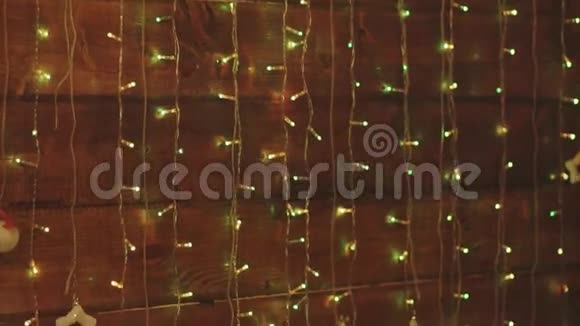 照明绿色花环装饰木制背景视频的预览图