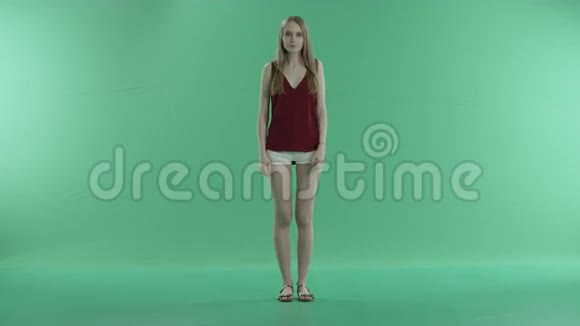 一个穿着夏装的女孩在绿色屏幕上很性感视频的预览图