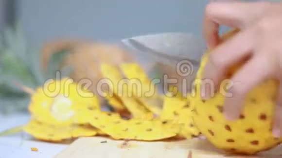 用菜刀将熟菠萝的浅田深切削剥下来并伴有环境音视频的预览图