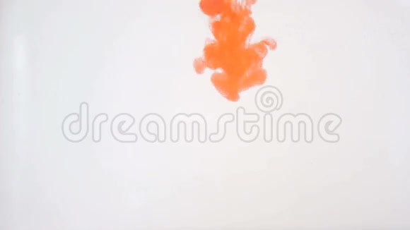 明亮多彩的背景橙色液体墨水颜色混合在水里视频的预览图