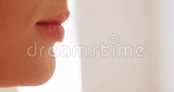 女人在唇边涂唇彩视频的预览图