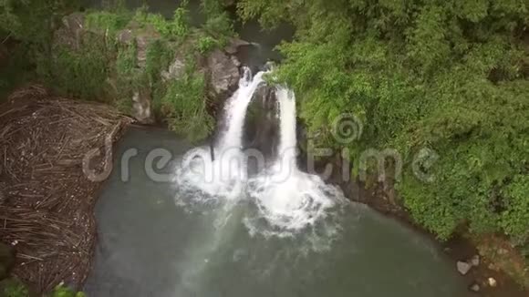 裂双水落在山林中央空中打击视频的预览图