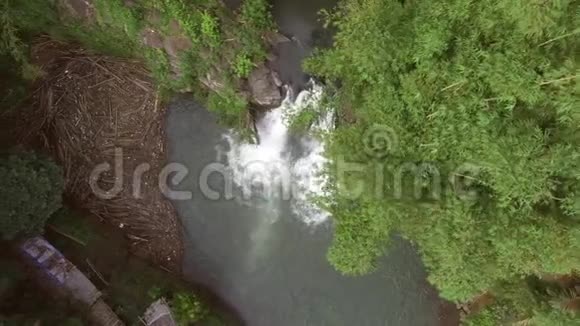 裂双水落在山林中央空中打击视频的预览图