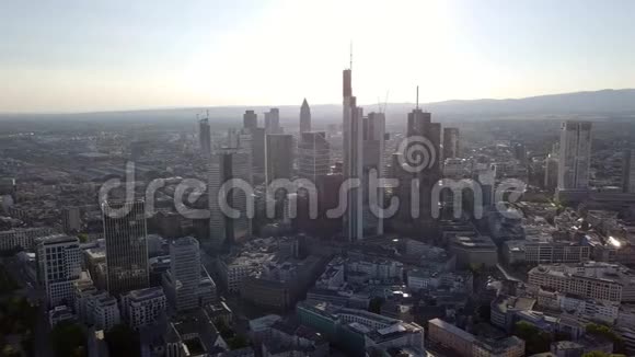 德国缅因州法兰克福市中心摩天大楼的鸟瞰图视频的预览图
