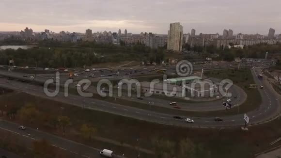 日落时的大城市从直升机上俯瞰空中景色视频的预览图