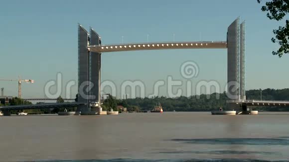 波尔多电梯桥视频的预览图