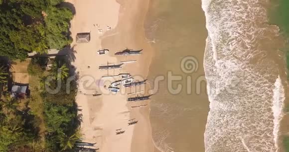 带传统渔船的海滩斯里兰卡视频的预览图