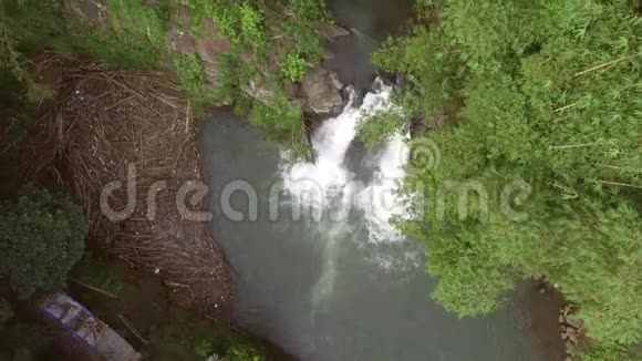 裂双水落在山林中央空中打击视频的预览图