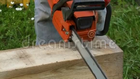 一个工人用汽油锯切木梁视频的预览图