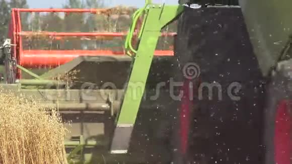 联合收割机割燕麦视频的预览图