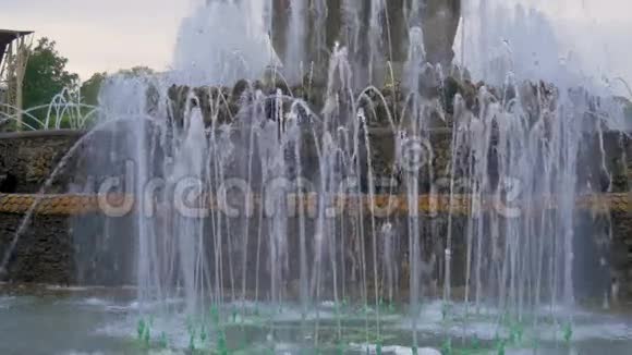 一个美丽的喷泉的大型水流慢动作闪亮的水花视频的预览图