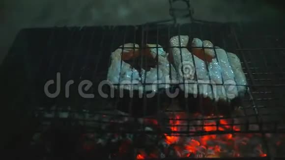 美味多汁的红鱼在烤架上在明火上煎慢动作1920x1080视频的预览图
