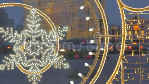 街道上的圣诞装饰品背景不是汽车和人群运动的焦点视频的预览图