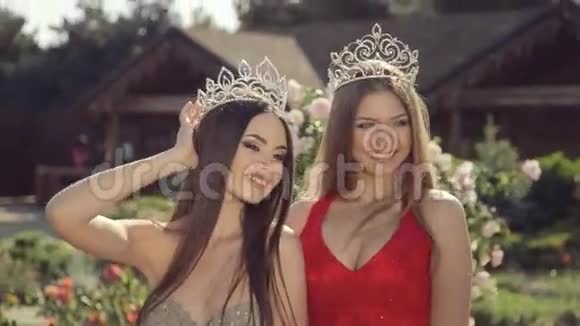 两个漂亮的女孩穿着长袍戴着皇冠视频的预览图