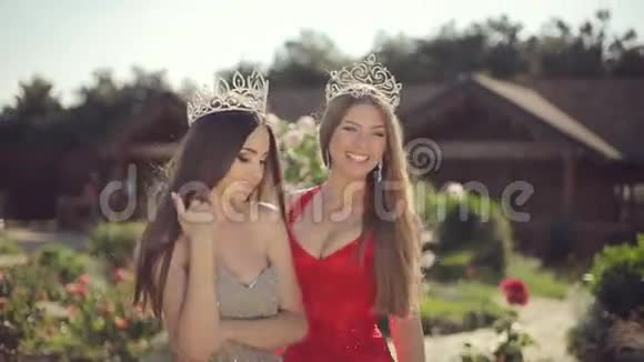 两个穿着长袍戴皇冠的漂亮女孩视频的预览图