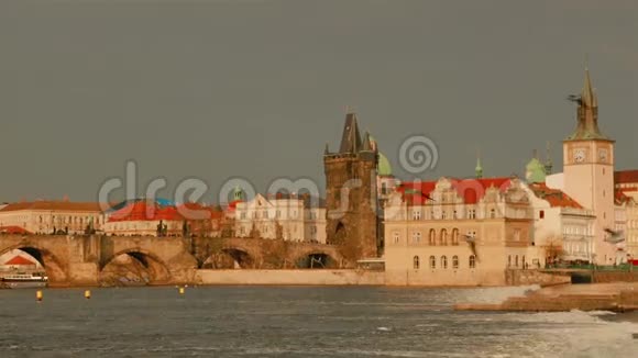 捷克共和国布拉格阳光明媚的一天海鸥与查尔斯桥在背景下飞行捷克视频的预览图