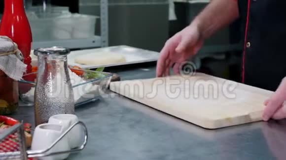 一位厨师用面粉擀制披萨面团视频的预览图
