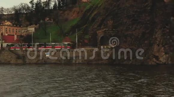 捷克共和国布拉格一条穿越被凿隧道的有轨电车近距离拍摄捷克视频的预览图