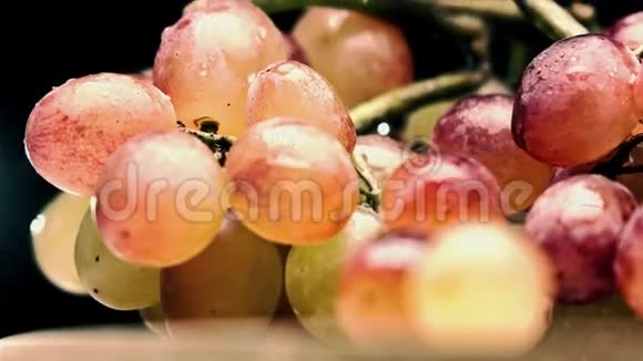 混合颜色葡萄束漂白颜色K4特写镜头视频的预览图