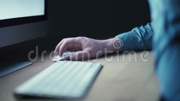 使用无线鼠标和电脑的男性手视频的预览图