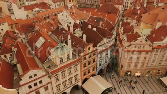捷克共和国布拉格老城广场倾斜空中拍摄捷克视频的预览图