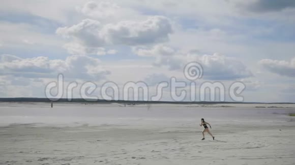女孩正在湖边奔跑视频的预览图