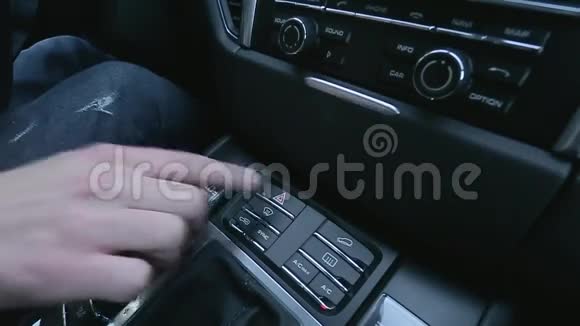 人按下汽车仪表板上的按钮视频的预览图